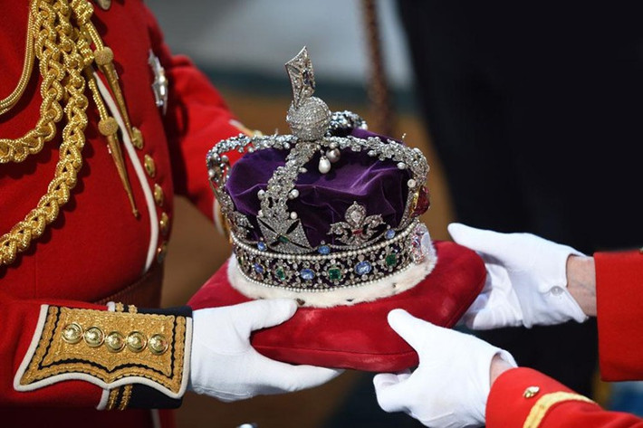 Trong số này có việc Vua Humayun sống vào thế kỷ 18 từng sở hữu viên kim cương Koh-i-Noor gặp không ít chuyện tồi tệ. Vì vậy, ông tặng nó cho người khác.