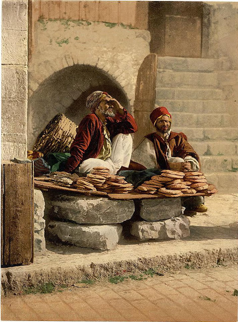 Hai người đàn ông ngồi bán bánh mì ở Jerusalem, Israel ngày nay.