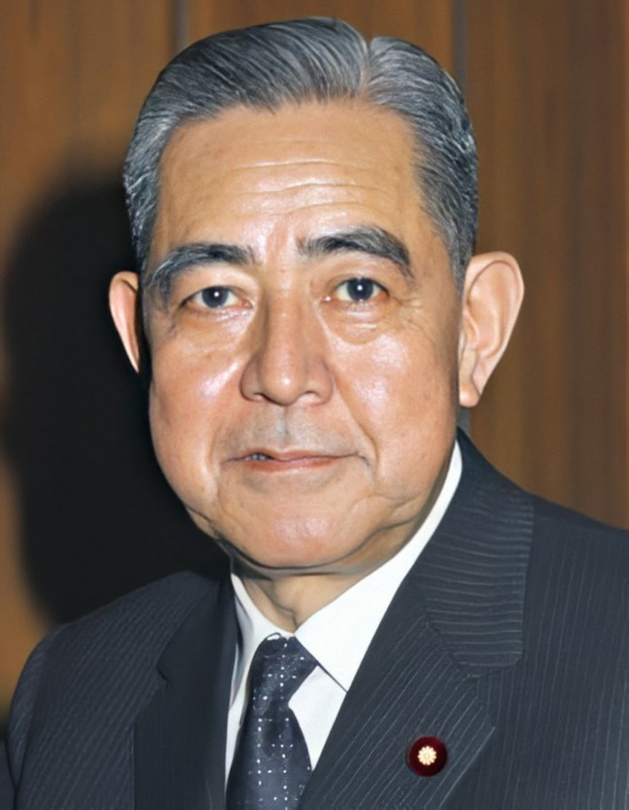 Thủ tướng Nhật Bản Eisaku Sato (sinh năm 1901 - mất năm 1975) gây chú ý khi giữ chức vụ quan trọng này trong 3 nhiệm kỳ liên tục kể từ năm 1964 - 1972.