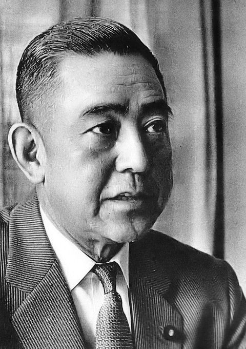 Vào năm 1974, ông Sato được trao giải Nobel Hòa bình vì có công đề xuất 3 nguyên tắc quan trọng là Nhật Bản sẽ không sở hữu, sản xuất hay cho phép đưa vũ khí hạt nhân trên lãnh thổ của mình. Mời độc giả xem video: Thủ tướng Nhật Bản Shinzo Abe từ chức. Nguồn: VTC Now