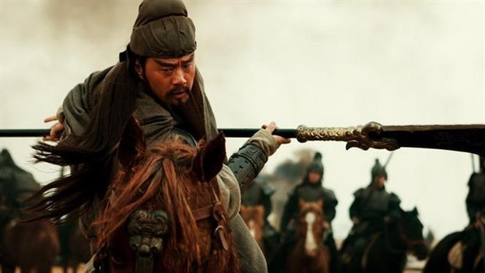 Khi thấy quân Tôn Quyền rút lui, Trương Liêu cho quân truy kích nhằm tiêu diệt quân địch. Theo đó, Tôn Quyền suýt chút nữa bị lực lượng của Trương Liêu bắt giữ.