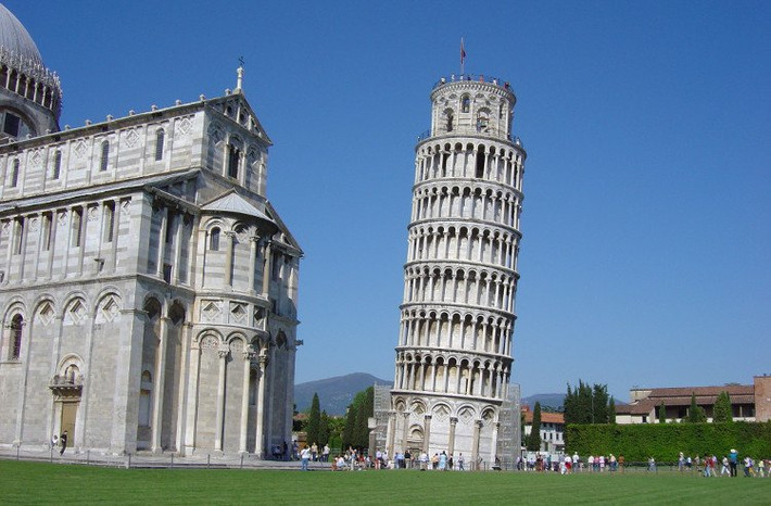 Nguyên nhân khiến tháp Pisa bị nghiêng là do sai sót của các kiến trúc sư trong khâu thiết kế và thi công công trình. Nền đất mềm với thành phần chính là bùn, cát và đất sét đã khiến tháp Pisa bị nghiêng.
