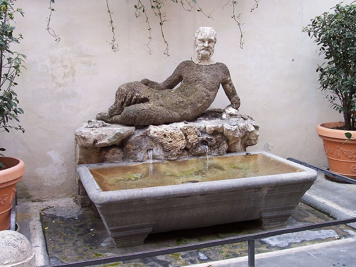 Về sau, người dân ở Rome bắt đầu sử dụng những bức tượng trên như một tấm bảng thông báo.