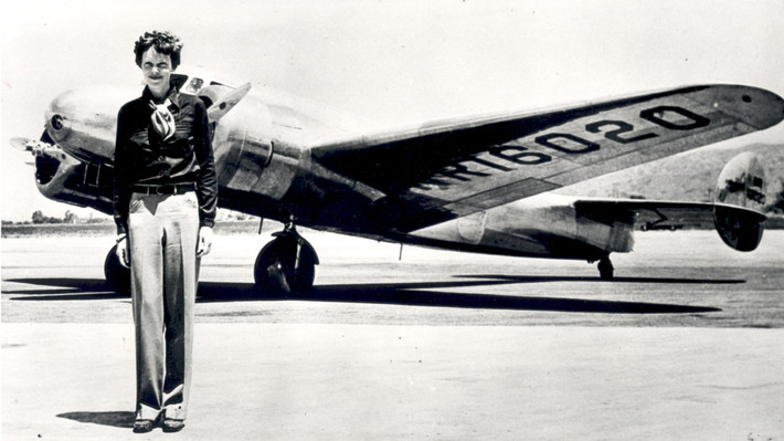 Theo các chuyên gia, máy bay của phi công Earhart có khả năng mất tích gần đảo Howland ở Trung Thái Bình Dương. Thế nhưng, giới điều tra không tìm thấy bằng chứng nào chứng minh chiếc máy bay gặp nạn tại đây.