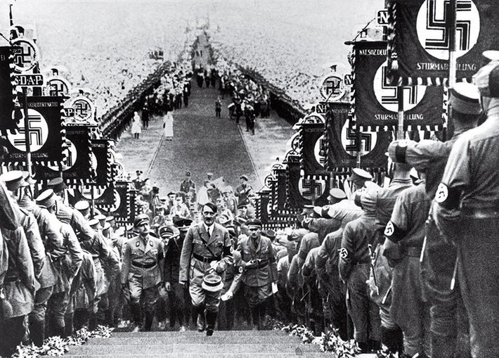 Một vấn nạn lớn mà chính quyền Hitler phải đối mặt là nguy cơ binh lính vô tình tiết lộ bí mật quân sự khi ra ngoài tìm chốn giải khuây.