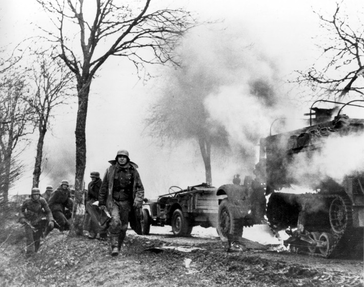 Trận Bulge là một trong những dấu mốc quan trọng trong Thế chiến 2. Nguyên do là bởi vào năm 1943 - 1944, phát xít Đức đang bị kẹp chặt và tấn công dồn dập ở 2 mặt trận phía Đông và phía Tây.