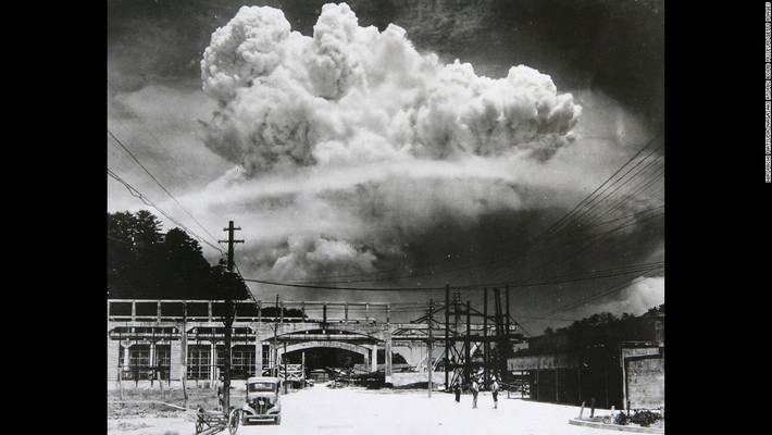 Sau khi nghiên cứu thành công vũ khí nguyên tử, Mỹ sử dụng chúng lần đầu vào ngày 6/8/1945. Máy bay ném bom B-29 của Mỹ thả một quả bom nguyên tử xuống thành phố Hiroshima khiến khoảng 80.000 người thiệt mạng ngay lập tức.