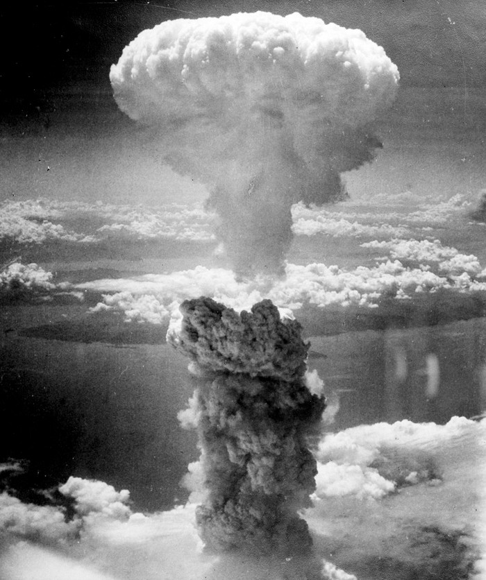 Sự kiện Mỹ ném bom nguyên tử xuống hai thành phố Hiroshima và Nagasaki của Nhật Bản góp phần kết thúc Chiến tranh thế giới 2.