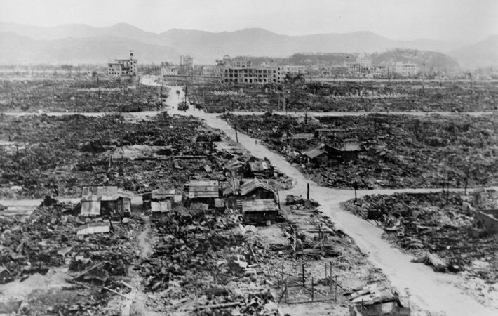 Trước 2 vụ ném bom này, phần lớn các công trình ở Hiroshima và Nagasaki bị phá hủy hoàn toàn. Hàng ngàn người khác bị nhiễm phóng xạ, bị bỏng nặng...