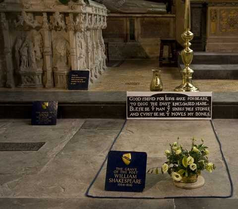 Shakespeare được chôn cất trong ngôi mộ ở nhà thờ Holy Trinity, Stratford -upon - Avon, Anh. Đây cũng là nơi an nghỉ của vợ, con gái và con rể nhà văn lỗi lạc nước Anh.