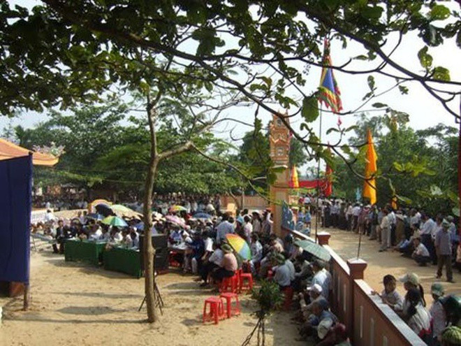 Theo sách "Ô Châu cận lục", nhờ gia đình có công lao to lớn trong việc khai khẩn lập ấp, nên sau khi qua đời, người dân nhớ tới công lao của anh em bà, đã lập miếu thờ ở nhiều nơi. Trải qua hàng thế kỷ với bao biến động của lịch sử, tất cả gần như bị tàn phá, chỉ còn lại ngôi miếu chính thờ Mẫn Lệ phi tại làng Sa Trung của huyện Vĩnh Linh, tỉnh Quảng Trị.