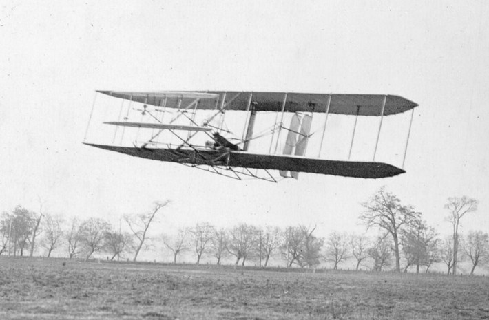 Gần 400 năm sau, máy bay mới thực sự ra đời. Vào năm 1903, anh em Wilbur và Orville Wright đã có chuyến bay thành công đầu tiên mở ra kỷ nguyên mới cho nhân loại.