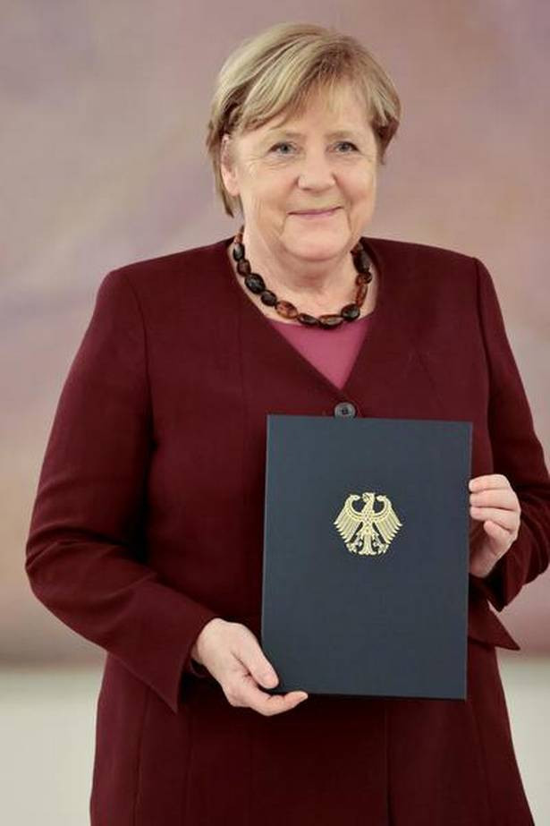 Vào ngày 26/10, Tổng thống Đức Frank-Walter Steinmeier trao quyết định chính thức miễn nhiệm chức vụ cho Thủ tướng Angela Merkel. Theo đó, " bà đầm thép" Angela Merkel rời nhiệm sở sau 16 năm lãnh đạo đất nước.