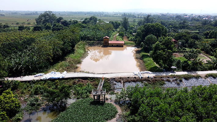 Đường đê Đáy đoạn trạm bơm xã Xúy Xá (Mỹ Đức, Hà Nội) bị sụt lún, đứt gãy do ảnh hưởng của mưa bão vừa qua khi nước sông Đáy dâng cao.