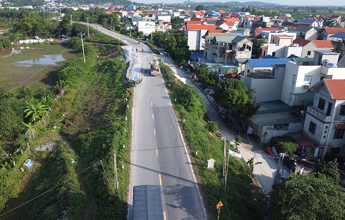 Ông Vương Duy Hùng, Chủ tịch UBND xã Đồng Quang (huyện Quốc Oai) cho biết, điểm sụt lún tại Km15+750 đến Km15+890 vết nứt kéo dài khoảng 100 m, sâu hơn 0,5 m vẫn chưa được xử lý.