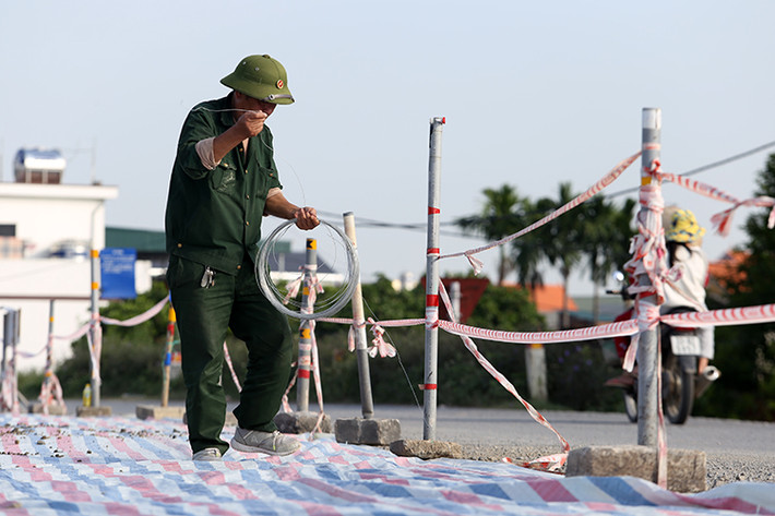 Trong lúc chờ thi công sửa chữa, các rào chắn được dựng để bảo vệ đoạn đê trên, đảm bảo an toàn đi lại cho người dân.