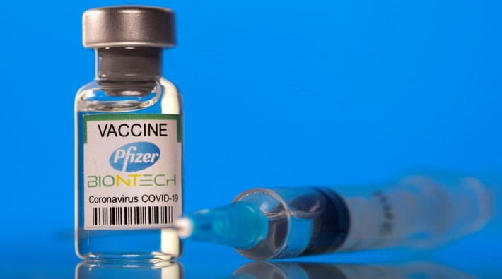 Trong đó, vắc xin Pfizer đã được Cục Quản lý Thực phẩm và Dược phẩm Mỹ (FDA) phê duyệt hoàn toàn cho trẻ em và người lớn từ 16 tuổi trở lên và có giấy phép sử dụng khẩn cấp cho trẻ em từ 12 - 15 tuổi (liều lượng giống người lớn 30mcg, tiêm cách nhau 3 tuần).