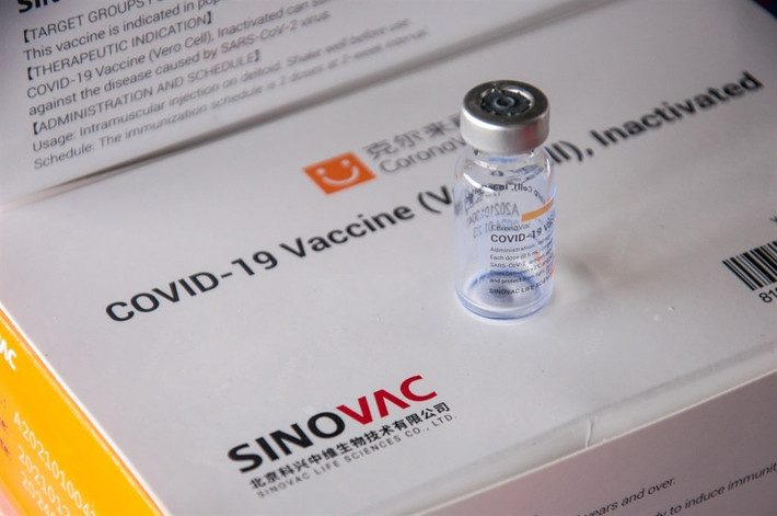 Những tình nguyện viên được tiêm vắc xin Sinovac gồm 500 trẻ em, thanh thiếu niên khỏe mạnh. 96% trong số đó phát triển kháng thể chống lại nCoV. Đa số đối tượng tham gia thử nghiệm có tác dụng phụ nhẹ hoặc trung bình, phổ biến nhất là đau tại chỗ tiêm.