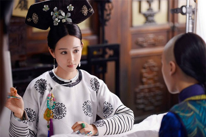 Khi ấy, họ sẽ bị thất sủng và cuộc sống trong cung sẽ trở nên cô độc hơn. Để tránh rơi vào tình cảnh thê thảm đó, phi tần luôn giấu tìm cách giấu đi đi đôi chân của mình để hoàng đế không bao giờ nhìn thấy.
