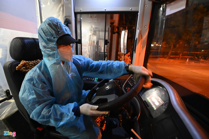 Anh Nguyễn Hữu Lương (Xí nghiệp buýt nhanh BRT Hà Nội) cho biết trung bình mỗi ngày anh thực hiện từ 1-2 chuyến đưa đón công dân từ miền Nam về quê. "Công việc tuy phải chờ đợi lâu nhưng tôi vẫn cố gắng thực hiện tốt để giúp đỡ bà con đỡ vất vả", anh nói.