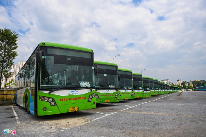 Trong bến, 143 chiếc xe buýt công cộng xếp hàng ngay ngắn, chờ đến ngày được lăn bánh trở lại.