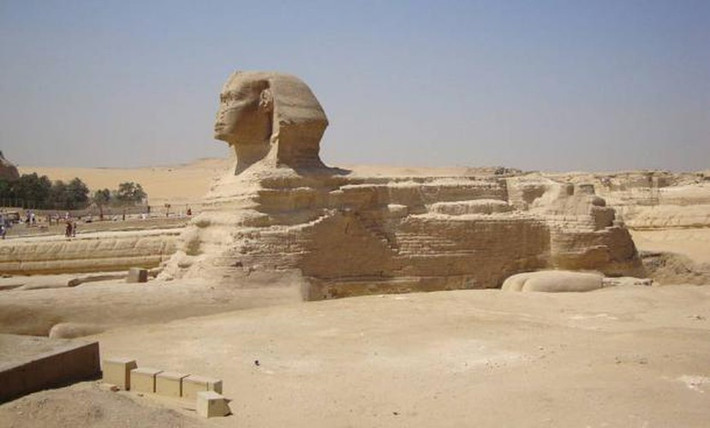 Một giả thuyết cho rằng, tượng Nhân sư chạm khắc gương mặt của pharaoh Khafre nổi tiếng lịch sử Ai Cập. Đến nay, giới khoa học chưa thể tìm được manh mối giúp chứng minh giả thuyết này.