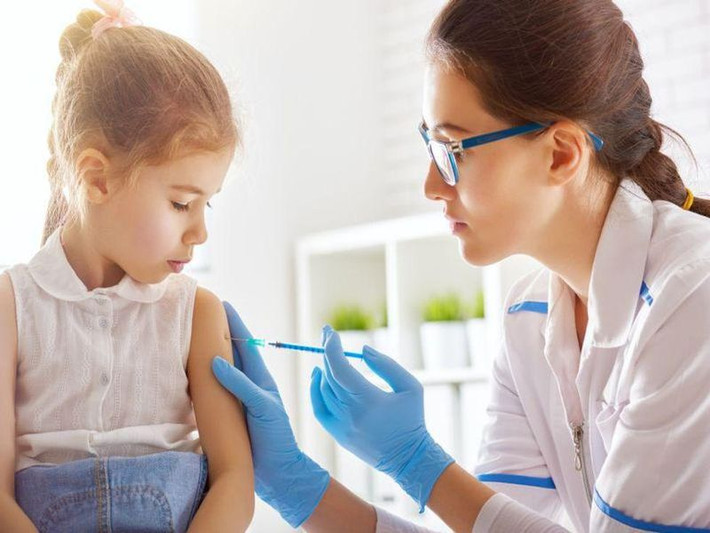 Bố mẹ nên cho trẻ uống nước đầy đủ. Không nên uống thuốc hạ sốt giảm đau trước khi tiêm vắc xin hoặc khi chưa bị đau sốt. Trong trường hợp trẻ gặp tác dụng phụ hiếm gặp thì phụ huynh cần liên hệ bác sĩ và các bệnh viện gần nhất.