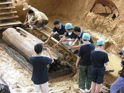 Khi tiến hành kiểm tra kỹ lưỡng về hài cốt của 46 cô gái trẻ, các chuyên gia bàng hoàng phát hiện họ có cái chết đầy đau đớn.