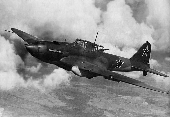 Theo trang Airandspace.si.edu, khoảng 36.000 chiếc "xe tăng bay" Ilyushin Il-2 của Liên Xô xuất xưởng trong khoảng thời gian từ năm 1941 - 1945.