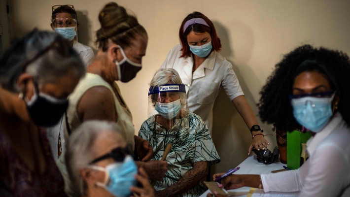 Đến ngày 15/9, Cuba cho biết sẽ xin Tổ chức Y tế thế giới (WHO) cấp phép cho 2 loại vắc xin COVID-19 là Abdala và Soberana 2 mà nước này hy vọng sẽ được thương mại hóa rộng rãi.
