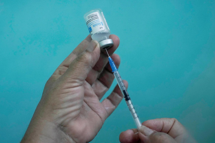 Vì vây, vào ngày 9/7, Cuba cấp phép sử dụng khẩn cấp vắc xin Abdala cho người dân trong nước. Theo đó, Cuba trở thành quốc gia đầu tiên ở khu vực Mỹ Latin và vùng Caribê phát triển thành công vắc xin COVID-19.