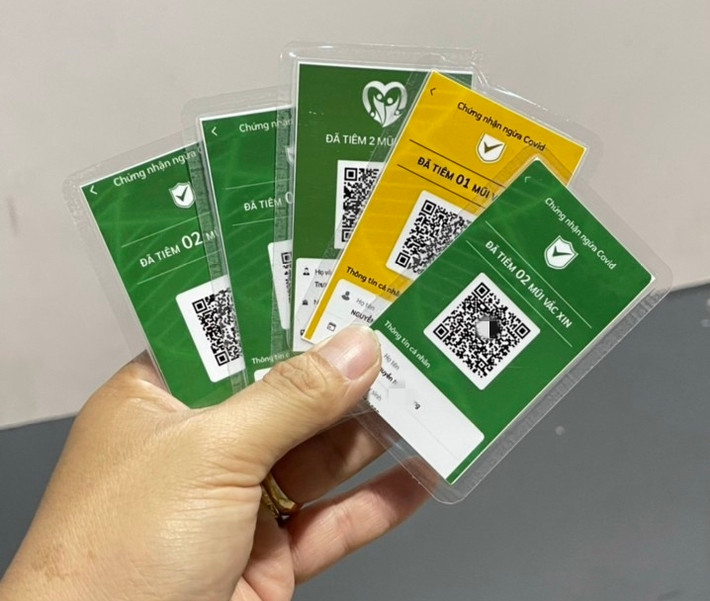 Do vậy, các chuyên gia an ninh mạng khuyến cáo người dân chỉ đưa ra mã QR được tạo ra từ ứng dụng PC-COVID khi được cơ quan chức năng có thẩm quyền yêu cầu, không nên công khai trên mạng xã hội, Internet. Ảnh: ictnews.