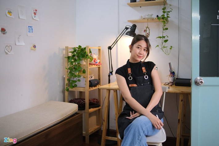 Suốt gần một tháng kể từ khi thành phố nới lỏng giãn cách, Mai Vân (24 tuổi), chủ cửa hàng xăm tại phố Ngọc Hà (quận Ba Đình), làm việc liên tục từ 9-21h mỗi ngày. Cô cho biết nhiều khách đã đặt lịch từ trong dịch, chỉ chờ ngày Hà Nội mở cửa.