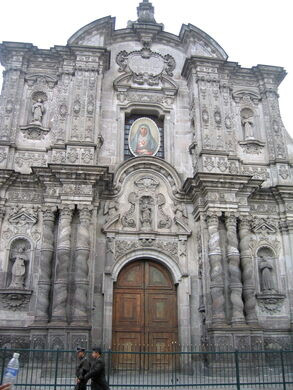 Nhà thờ dát 7 tấn vàng La Compañía de Jesús nằm ở thành phố San Francisco de Quito, Ecuador. Nơi đây là một trong những địa điểm du lịch nổi tiếng thu hút du khách.