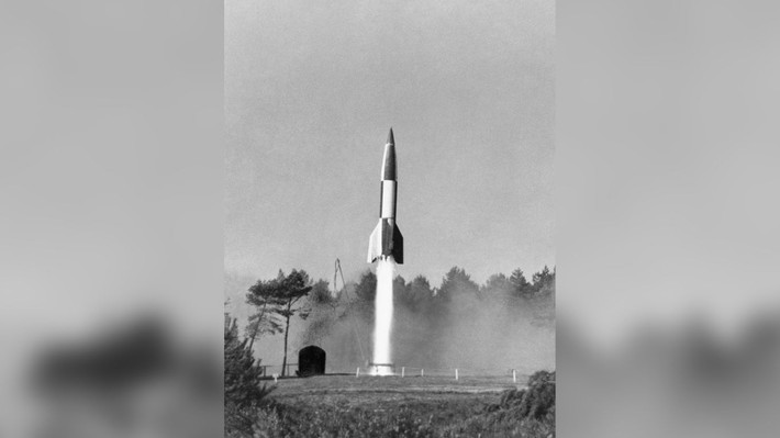 Sau một thời gian dài nghiên cứu và phát triển, vào năm 1943, tên lửa V-2 trở thành một trong những dự án vũ khí lớn nhất của Đức Quốc xã. Nó được trùm phát xít Adolf Hitler lên kế hoạch sử dụng để tấn công các thành phố lớn của quân Đồng minh nhằm trả thù các nước này vì đã khiến Đức thất bại trên nhiều chiến trường.
