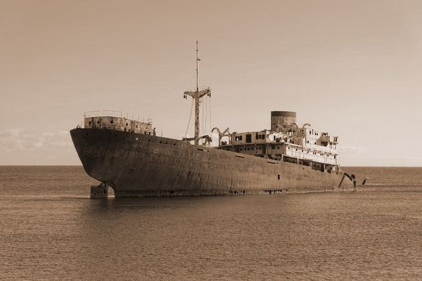 Theo các ghi chép, con tàu SS Ourang Medan gặp nạn ở eo biển Malacca nằm giữa bán đảo Mã Lai và đảo Sumatra. Các thủy thủ trên tàu gửi một bản tin vô tuyến điện cầu cứu đến những tàu gần đó.
