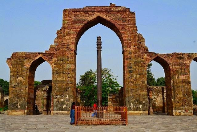 Cột sắt Delhi nằm trong quần thể di tích đền Delhi của Ấn Độ được các chuyên gia nhận định được làm ra nhờ công nghệ cực tối tân khiến nó không bị rỉ sét suốt 16 thế kỷ.