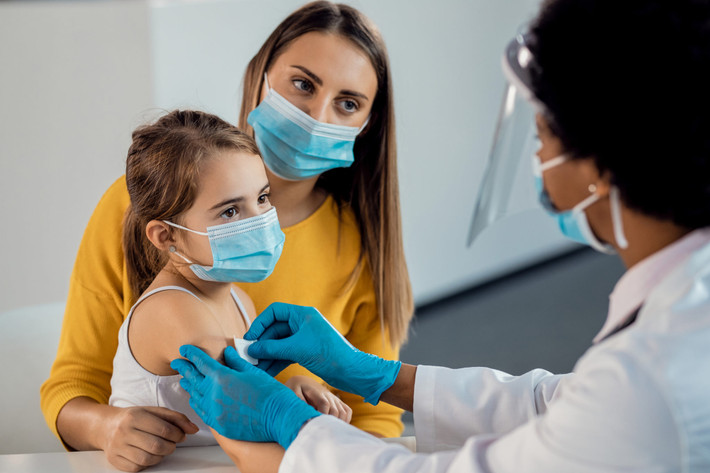 Bộ Y tế đề nghị mở rộng đối tượng tiêm cho trẻ từ 12 - 17 tuổi theo lộ trình từ lứa tuổi cao đến thấp (tiêm trước cho lứa tuổi từ 16 - 17 tuổi và hạ dần độ tuổi) theo tiến độ cung ứng vắc xin và tình hình dịch tại địa phương. Loại vắc xin được sử dụng được Bộ Y tế phê duyệt cho lứa tuổi này, theo hướng dẫn của nhà sản xuất và Bộ Y tế. Vắc xin được sử dụng 2 liều cơ bản/đối tượng và tiêm cùng loại.