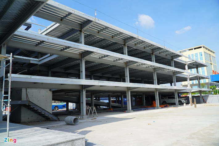 Bến có nhà để xe máy 3 tầng có diên tích sàn 2.400 m2, nhận được gần 2.000 xe của khách. Khu vực này kiểm soát tự động, phí trông giữ xe sẽ theo quy định của UBND thành phố.
