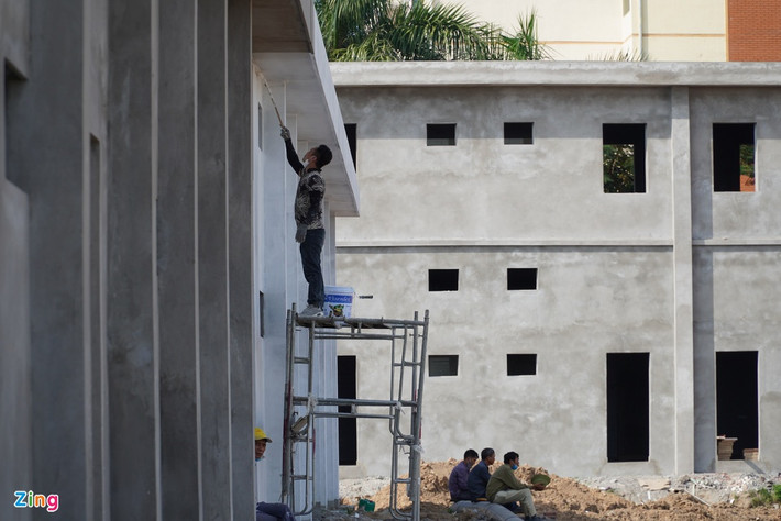 Bến xe còn có dãy nhà nghỉ cho thuê dành cho lái, phụ xe. Hạng mục này đang được đơn thị thi công gấp rút hoàn thiện. Trao đổi với Zing, ông Nguyễn Ngọc Đễ, Trưởng Ban quản lý Bến xe Vĩnh Niệm, cho biết sau khi hoàn thành giai đoạn 2, Bến xe Vĩnh Niệm sẽ là một trong những bến xe khách kiểu mẫu khang trang, rộng rãi với nhiều tiện ích dịch vụ đi kèm để phục vụ người dân và hành khách đi lại.