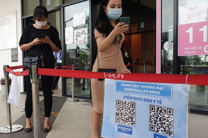 Vị đại diện này cho biết thêm rằng, để phục vụ phòng chống dịch, khi có chủ trương từ Bộ Thông tin và Truyền thông thì các app địa phương đã sẵn sàng kết nối, liên thông thông tin. App địa phương cũng dùng mã QR của hệ thống chống dịch quốc gia. Các app địa phương dù có thể có một số tính năng trùng với PC-Covid nhưng sẽ đóng vai trò như là một cánh tay nối dài cho ứng dụng chống dịch thống nhất của cả nước. Ảnh: Lao động.