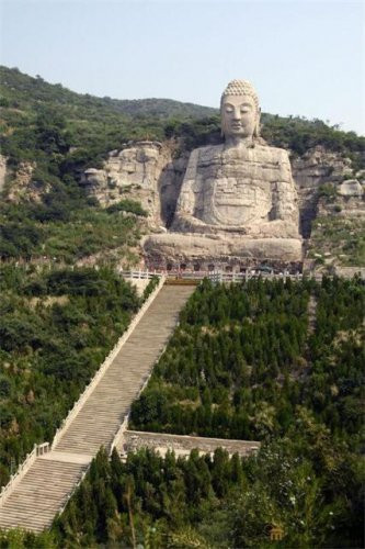 Theo các sử liệu, Mông Sơn Đại Phật được các thợ thủ công chạm khắc trên vách đá trên một ngọn núi phía sau chùa Khai Hoa ở phía Tây Bắc Mông Sơn, thành phố Thái Nguyên, tỉnh Sơn Tây. Bức tượng Phật này được tạo ra vào thời Bắc Tề (khoảng thế kỷ 6).