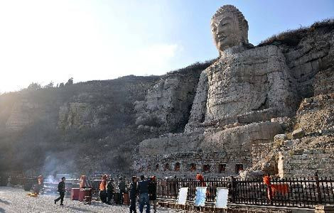 Thế nhưng, trong nhiều thập kỷ sau, tình hình chính trị trong nước có nhiều biến động nên Mông Sơn Đại Phật cũng gặp không ít biến cố. Trong số này có việc suốt 6 năm trị vì, Đường Vũ Tông đàn áp Phật giáo khiến nhiều ngôi chùa bị ảnh hưởng. Chùa Khai Hoa là một trong số đó và bức tượng Mông Sơn Đại Phật cũng bị cuốn vào các biến cố của các triều đại.