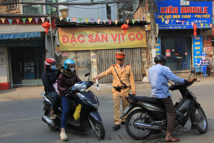 Thực hiện Kế hoạch thường xuyên về công tác TTKS, xử lý vi phạm giao thông, đặc biệt theo quy định mức phạt với theo Nghị định 168, ngay từ đầu năm 2025, Công an huyện Hoài Đức, TP. Hà Nội đã triển khai công tác kiểm soát, xử lý vi phạm. Trong đó tập trung lỗi vi phạm thường mắc là không chấp hành tín hiệu giao thông.