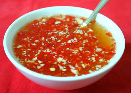 Bước 4: Pha một bát nước mặn ngọt với tỷ lệ 1 thìa canh đường, 1 thìa canh nước mắm, tỏi ớt, sau đó đổ bắt nước này vào trong nấm.