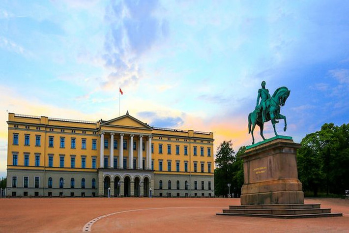 Cung điện Hoàng gia ở Oslo, Na Uy: Đây là nơi ở chính thức và văn phòng chính của gia đình hoàng gia kể từ khi Vua Oscar I chuyển đến đó vào năm 1849. Nơi đây có 173 phòng, có mở cửa một phần cho công chúng trong những tháng mùa hè.