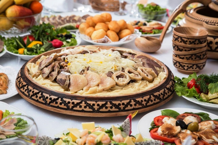 Ẩm thực Kazakhstan thời xưa được dựa nhiều trên các món ăn của dân du mục như thịt cừu, thịt ngựa, sữa, bia và bánh mì. Nhiều món ăn truyền thống của Kazakhstan được những người sành ăn trên khắp thế giới biết đến.