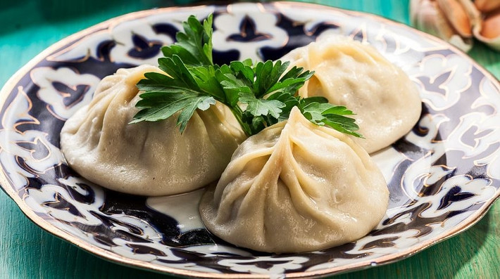 7. Món manti của người Kazakhstan: Thay vì ăn năm chiếc, bạn sẽ muốn ăn cả chục chiếc. Manti là món bánh bao được nhồi thịt, sau đó luộc chín và ăn kèm với bạc hà khô.
