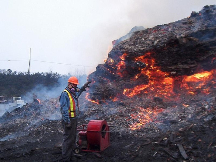Từ những năm 1800, Centralia có một số mỏ than đá lớn. Theo đó, các công nhân mỏ đào những đường hầm dưới đất bằng cách nổ mìn để khai thác than đá.