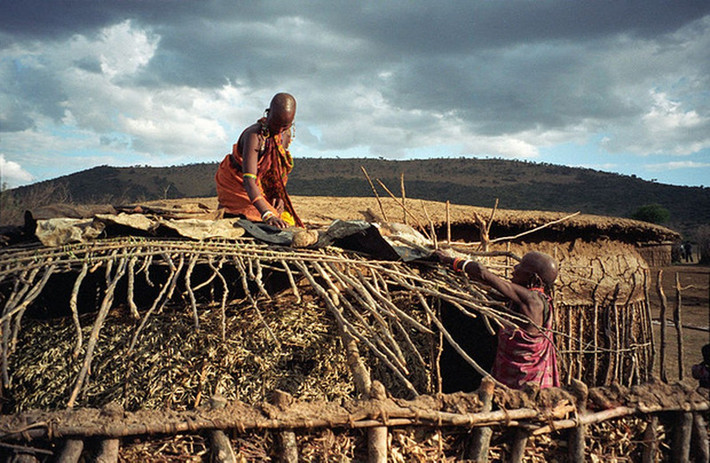 Theo quan niệm của người Maasai, xây nhà theo cách trên sẽ giúp xua đuổi ruồi muỗi, rắn rết. Nhờ vậy, các thành viên trong gia đình sống trong ngôi nhà sẽ không bị những con vật này tấn công.